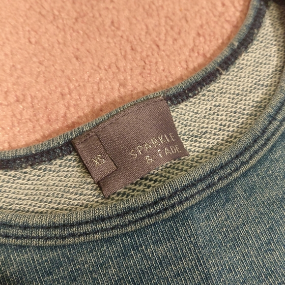 🏷️2/$15 Distressed Cropped Sweatshirt - Picture 5 of 6